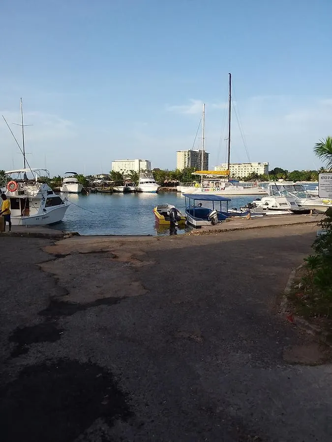 Mcfarlane'S Place Ocho Rios